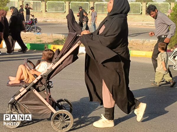 مشقِ عشق با پاهای کوچک روایت زائران خردسال کاشمر