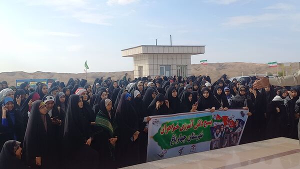 بازدید دختران ملاردی‌از منطقه عملیاتی فتح المبین در اردوی راهیان نور  