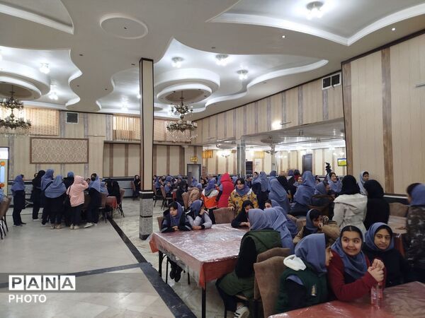 مراسم تقدیر و تشکر از دانش آموزان برتر درسی، اخلاقی و نماز جماعت در دبیرستان دخترانه دانشور 2 