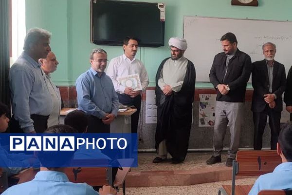 تجلیل از مدیر و کارکنان مدرسه نمونه رازی سعدآباد