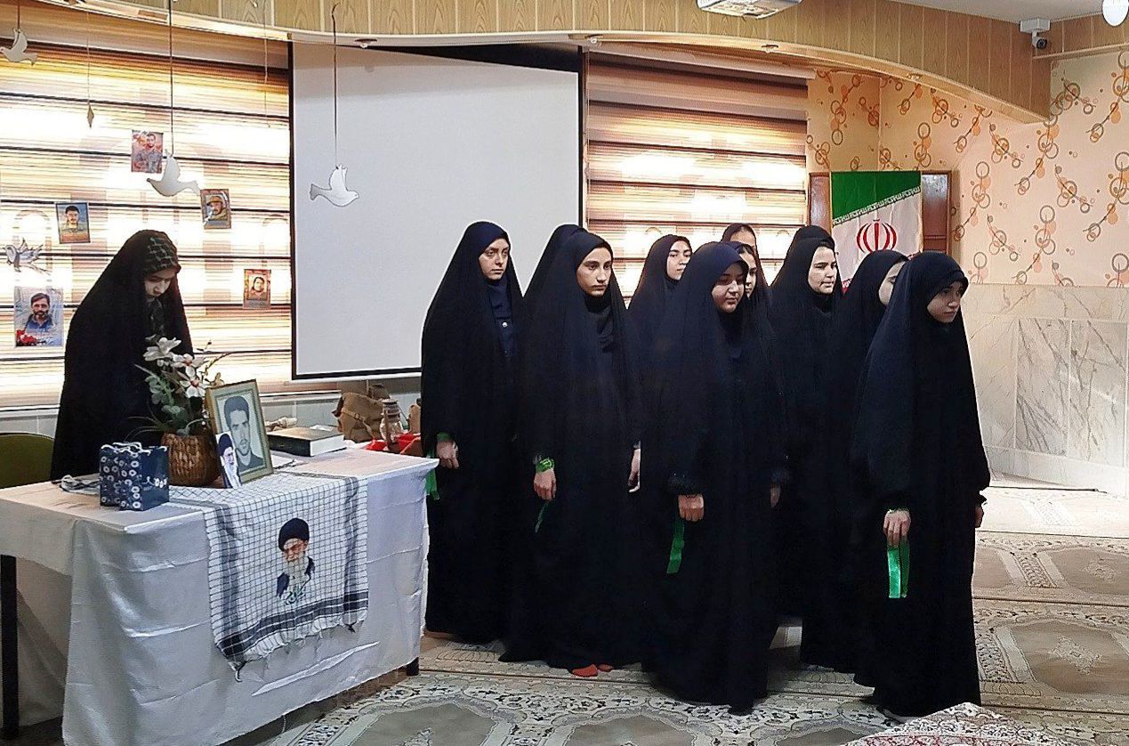 یادواره شهدا؛ عطر ایثار در دبیرستان نمونه محمودیه پیچید