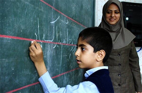 معلمان سرآغاز سنگر علم و دانش هستند