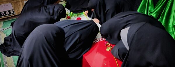 استقبال دانش‌آموزان دبیرستان شهید برقعی 2 قم از یک لاله فاطمی