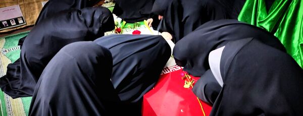 استقبال دانش‌آموزان دبیرستان شهید برقعی 2 قم از یک لاله فاطمی