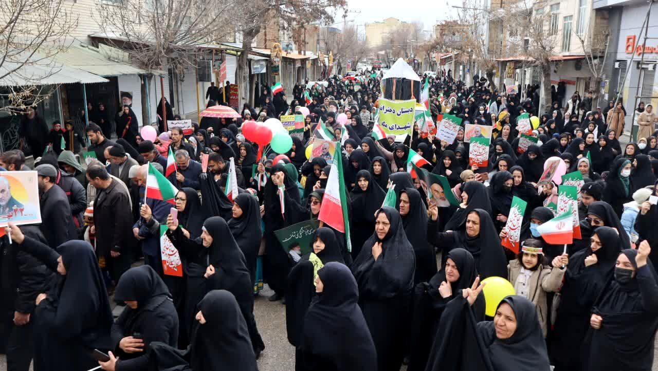 از خردسالان تا میانسالان؛  در ۲۲ بهمن کنار هم ایستادند