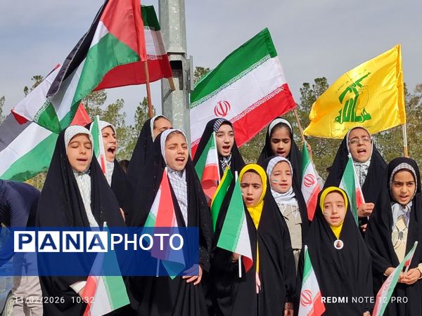 حضور پرشور دانش آموزان ابرکوه در راهپیمایی ۲۲ بهمن