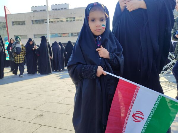 دانش آموزان شاهد تکتم ناحیه۳ ،پرچمداران راهپیمایی ۱۳ آبان