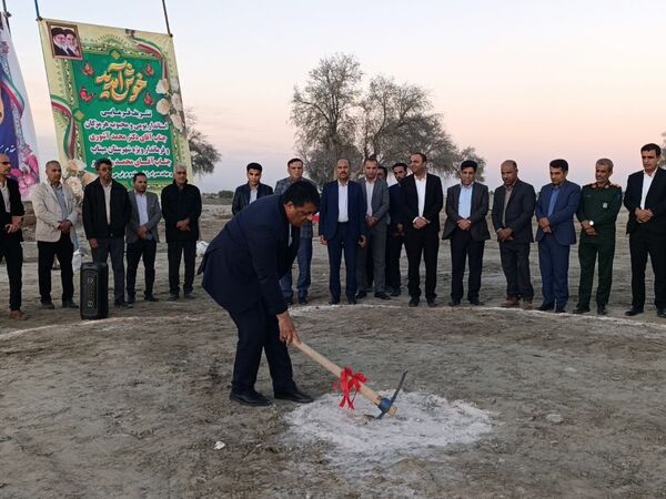 کلنگ ساخت دبستان 14 کلاسه خیرساز در روستا دهو شهرستان میناب به زمین زده شد