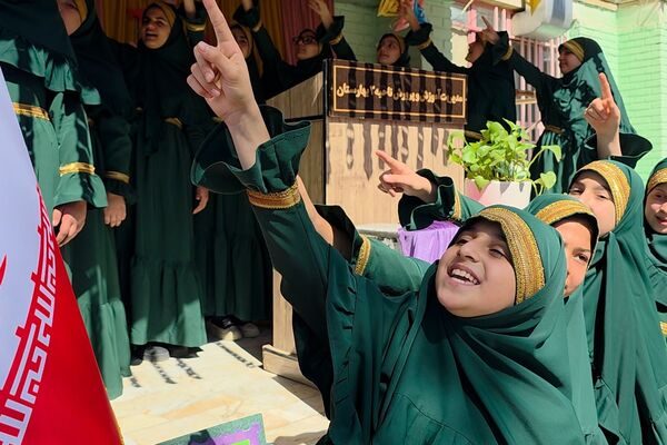 جشن عاطفه‌ها؛ لبریز از مهربانی در دبستان دخترانه قدر بهارستان ۲