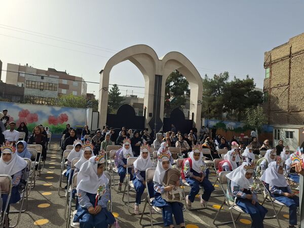 جشن شکوفه ها در دبستان مصلی نژاد