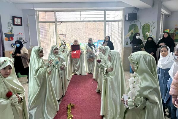 پرچم متبرک امام حسین(ع) میهمان دانش‌آموزان مدرسه زنده‌یاد قمصری