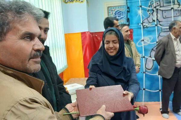 تجلیل از دانش‌آموزان با نیازهای ویژه دبستان بهار آزادی شهرستان آباده