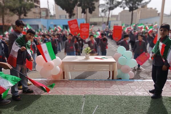 جشن پیروزی انقلاب اسلامی در مدارس رباط‌کریم