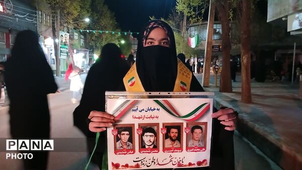فارسان یکپارچه علیه استکبار فریاد «مرگ بر آمریکا» در آسمان شهر 