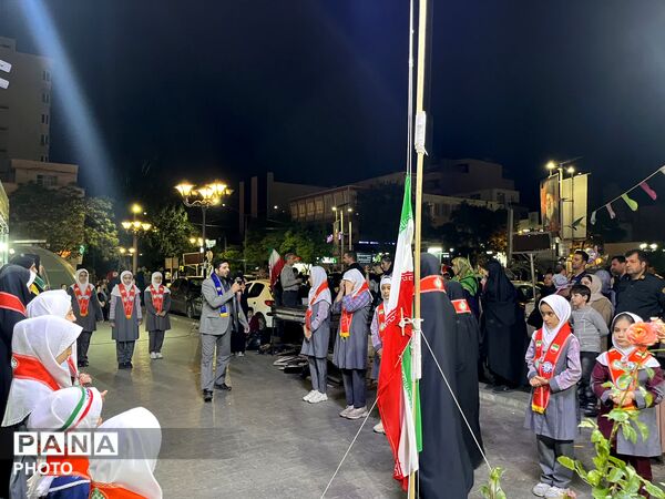 طنین سرود پیشتازان در میادین شهر همصدا با مردم