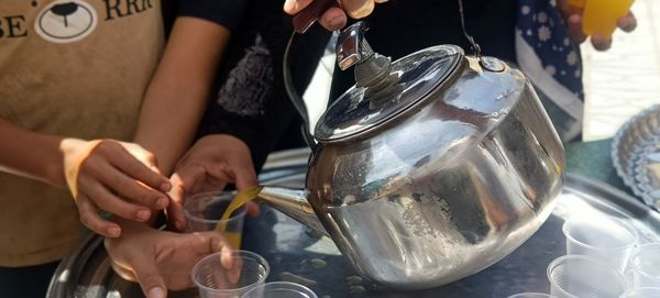 توزیع شربت و شیرینی به مناسبت میلاد پیامبر اسلام (ص) 