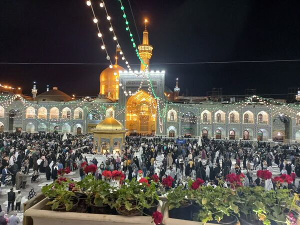 سیل عظیم زائران و مجاوران حرم امام رضا (ع) در شب ولادت یازدهمین امام شیعیان