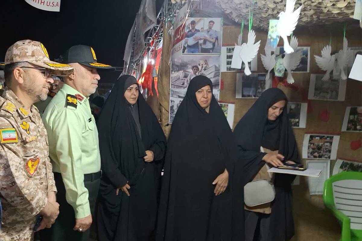 بازدید از نمایشگاه اسوه به‌مناسبت هفته دفاع مقدس در شیراز