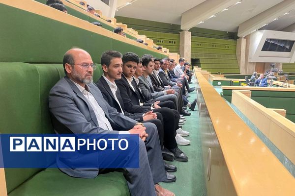 بازدید دانش آموزان دبیرستان نمونه آیت‌الله خامنه‌ای کاشمر از مجلس شورای اسلامی