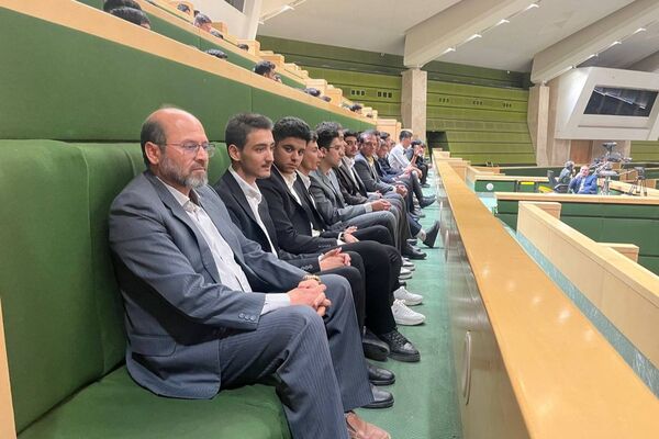 بازدید دانش آموزان دبیرستان نمونه آیت‌الله خامنه‌ای کاشمر از مجلس شورای اسلامی