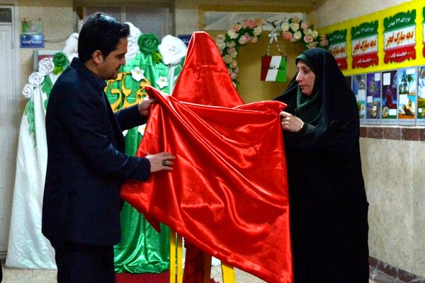 فانوس به دبیرستان حکمت آمد