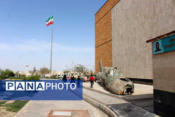 حضور گردشگران روز طبیعت در محوطه باغ‌موزه دفاع مقدس قم