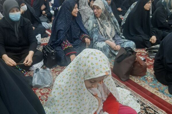 حضور دانش‌آموزان و فرهنگیان ناحیه دو شهرری در نماز جمعه 