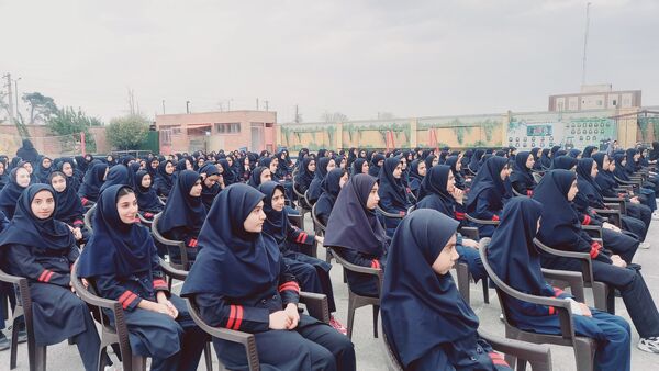 نواختن زنگ استکبارستیزی همزمان با برگزاری بیست و هفتمین دوره انتخابات شورای دانش‌آموزی در آموزشگاه فرزانگان ملارد