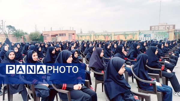 نواختن زنگ استکبارستیزی همزمان با برگزاری بیست و هفتمین دوره انتخابات شورای دانش‌آموزی در آموزشگاه فرزانگان ملارد