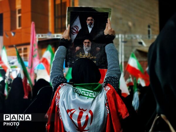 گلوگاه زیر باران، غرق در شور وطن