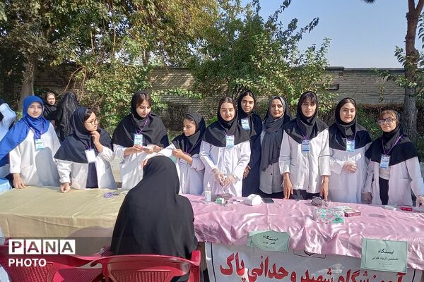 برپایی غرفه قرآن - عترت، فرهنگی - هنری و سلامت در مصلای نماز جمعه چهاردانگه