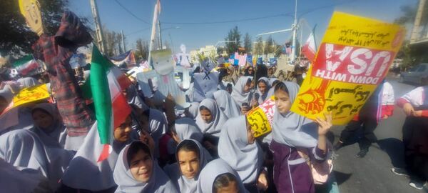 حضور پرشور دانش آموزان مدارس شهرستان خاتم در راهپیمایی ۱۳ آبان 