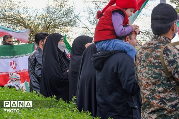 تشکیل زنجیره انسانی اطراف نیروگاه حرارتی برق مشهد