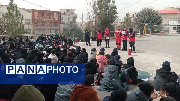 کارگاه آموزشی آشنایی با اصول ایمنی و اطفاء حریق در هنرستان آفرینش پردیس 