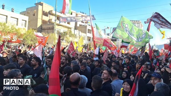 مشهد، در آغوشِ حرم، با رهبر شهید وداع کرد