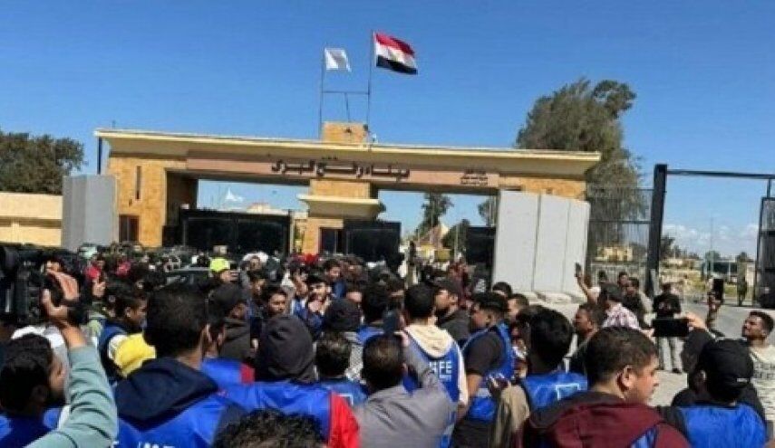 تجمعات مردمی در گذرگاه رفح همزمان با سفر امروز «ماکرون»