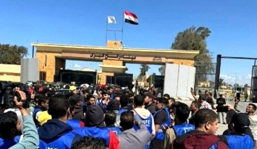 تجمعات مردمی در گذرگاه رفح همزمان با سفر امروز «ماکرون»
