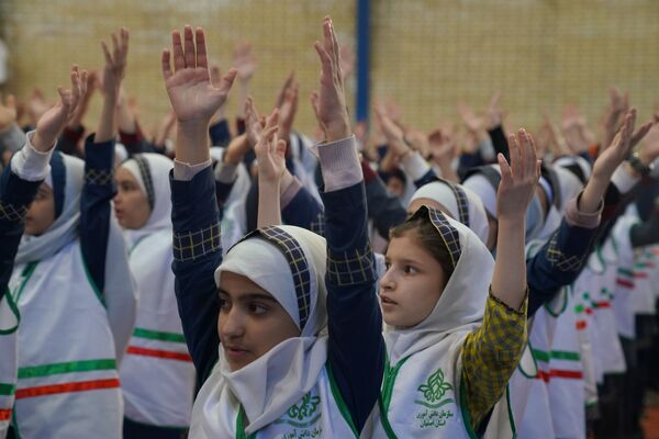 مانور یاوران انقلاب در دبستان دخترانه حاج حسن اصلانی ۲