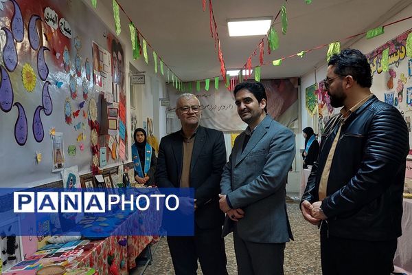 افتتاحیه نمایشگاه «مدرسه انقلاب» در مدرسه شهید شرافت بهارستان‌دو