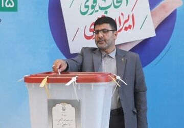 حضور معاون مدیر کل و مدیر آموزش و پرورش تبادکان در شعبه اخذ رأی روزنامه قدس
