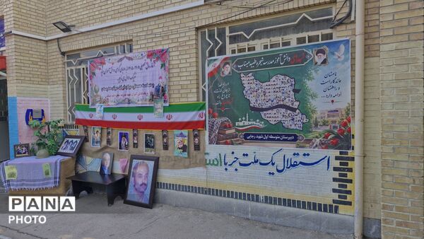 جشن شکوفه‌ها با حضور دانش‌آموزان پایه هفتم در مدرسه شهید رجایی یک بجنورد 