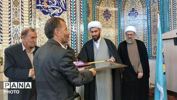 نمایشگاه آثار الله یار اکبری در نمازجمعه شهر بن 