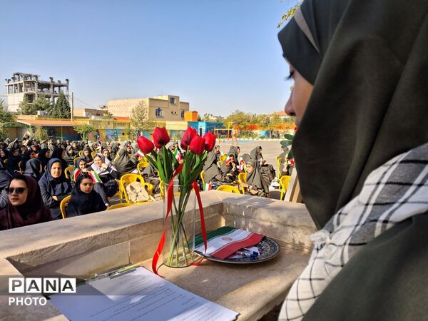 نواخته شدن زنگ آغاز سال تحصیلی در دبیرستان نمونه وکیلی ۱۰