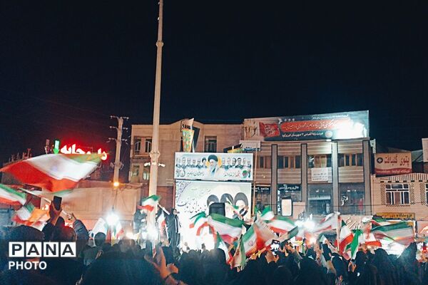 بیعت پر‌شور دانش‌آموزان دهه هشتادی با رهبر معظم جمهوری‌اسلامی در شهرستان فیروزکوه
