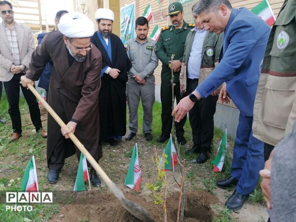 نهال کاری در فاروج به یاد دانش‌آموزان میناب 