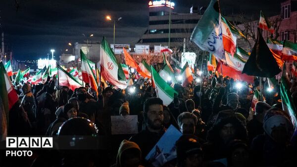 بیست‌وچهارمین موج مردم استان البرز در راهپیمایی هر شب خود در تجدید بیعت با رهبر انقلاب