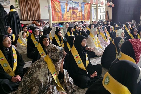 اعتکاف دانش‌آموزی رباط‌کریم با پرچم‌گردانی حضرت ابوالفضل(ع)