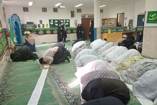  زنگ نماز در هنرستان آفرینش پردیس با حضور امام جمعه و مدیر آموزش و پرورش