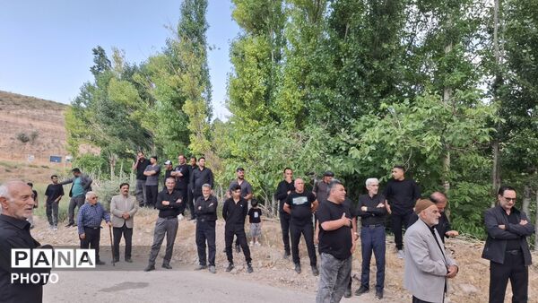تاسوعایینان با نوای طبل و سینه‌زنی بر مزار شهدا حاضر شدند
