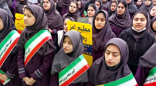 زنگ انقلاب در مدرسه پروین اعتصامی املش طنین انداز شد